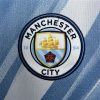 camiseta Manchester City azul cielo con escudo del club de primera equipación