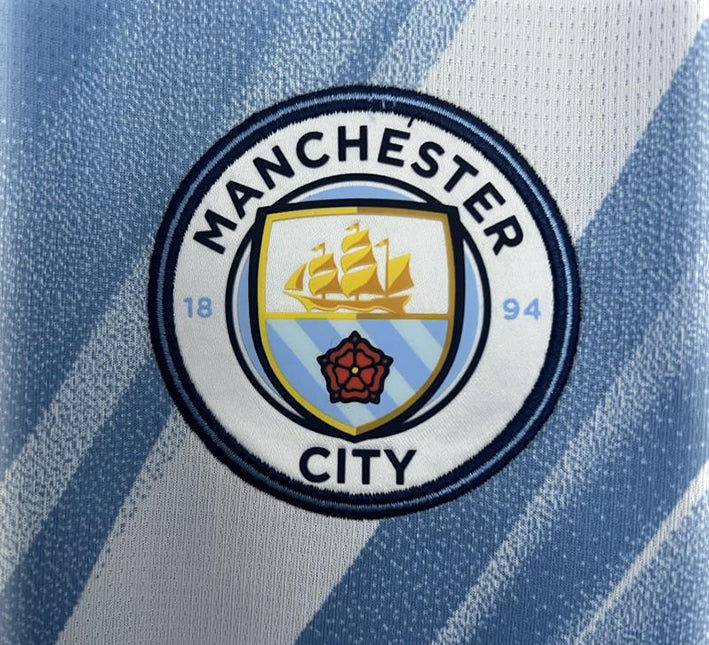 camiseta Manchester City azul cielo con escudo del club de primera equipación