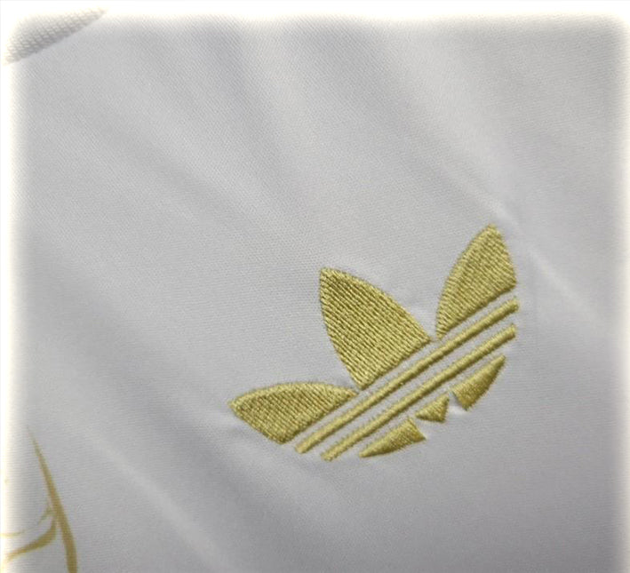 túnica Real Madrid diseño dragón oro para seguidor del club versión coleccionista 2425