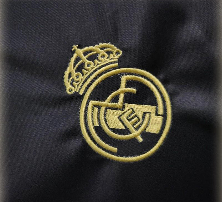 Túnica fútbol Real Madrid diseño dragón dorado colección 2425
