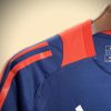 haut-d-echauffement-manchester-united-avant-match-collection-2025-2026 Camiseta de calentamiento Manchester United previa al partido colección 2025 2026