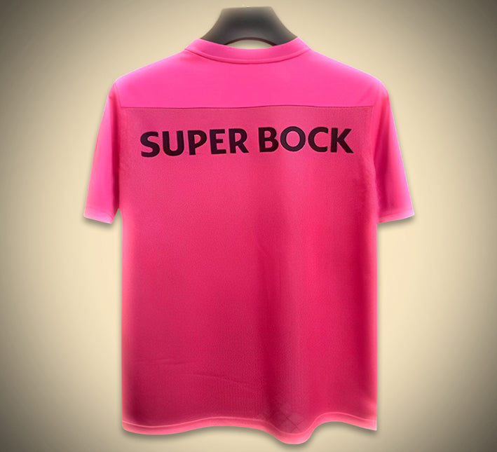 maillot-de-football-sporting-cp-concept-rose-edition-saison-2425 Maillot de football Sporting CP concept rose édition saison 2425
