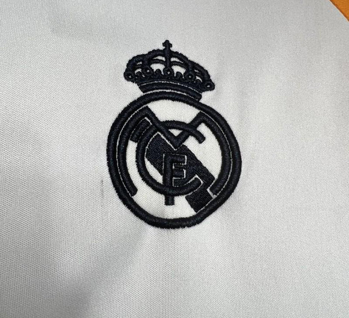 Camiseta Real Madrid Entrenamiento Prepartido 2024-2025 vista de perfil