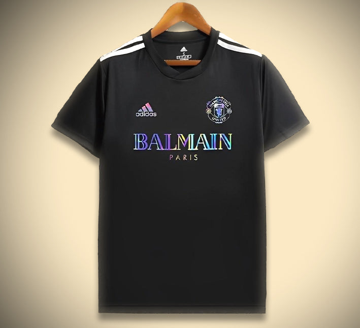 maillot-de-foot-manchester-united-collection-balmain-tenue-supporter-elegante Camiseta de fútbol del Manchester United colección Balmain equipación de aficionado elegante