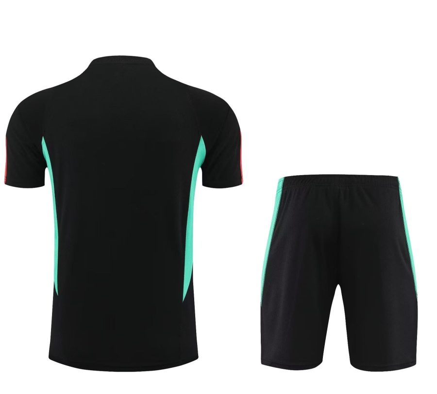 Kit entrenamiento Manchester United negro temporada 2023 2024 equipación de entrenamiento fútbol