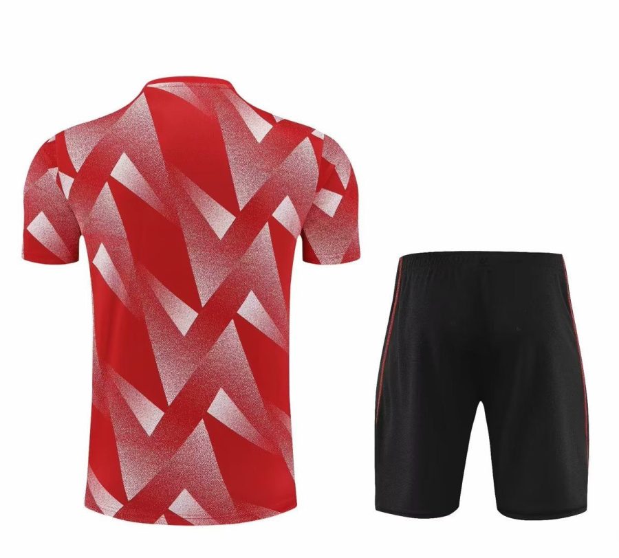kit entrenamiento rojo Bayern Munich temporada 2023 2024 equipación entrenamiento fútbol