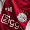 maillot-domicile-ajax-amsterdam-saison-2025-2026-rouge-et-blanc Camiseta primera equipación Ajax Ámsterdam temporada 2025 2026 roja y blanca