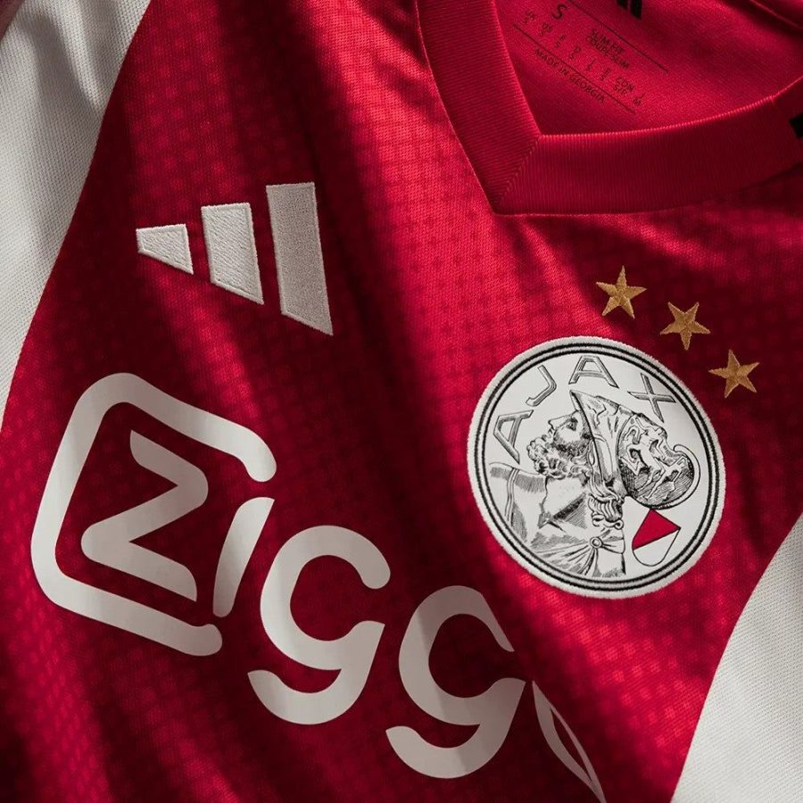 maillot-domicile-ajax-amsterdam-saison-2025-2026-rouge-et-blanc Camiseta primera equipación Ajax Ámsterdam temporada 2025 2026 roja y blanca