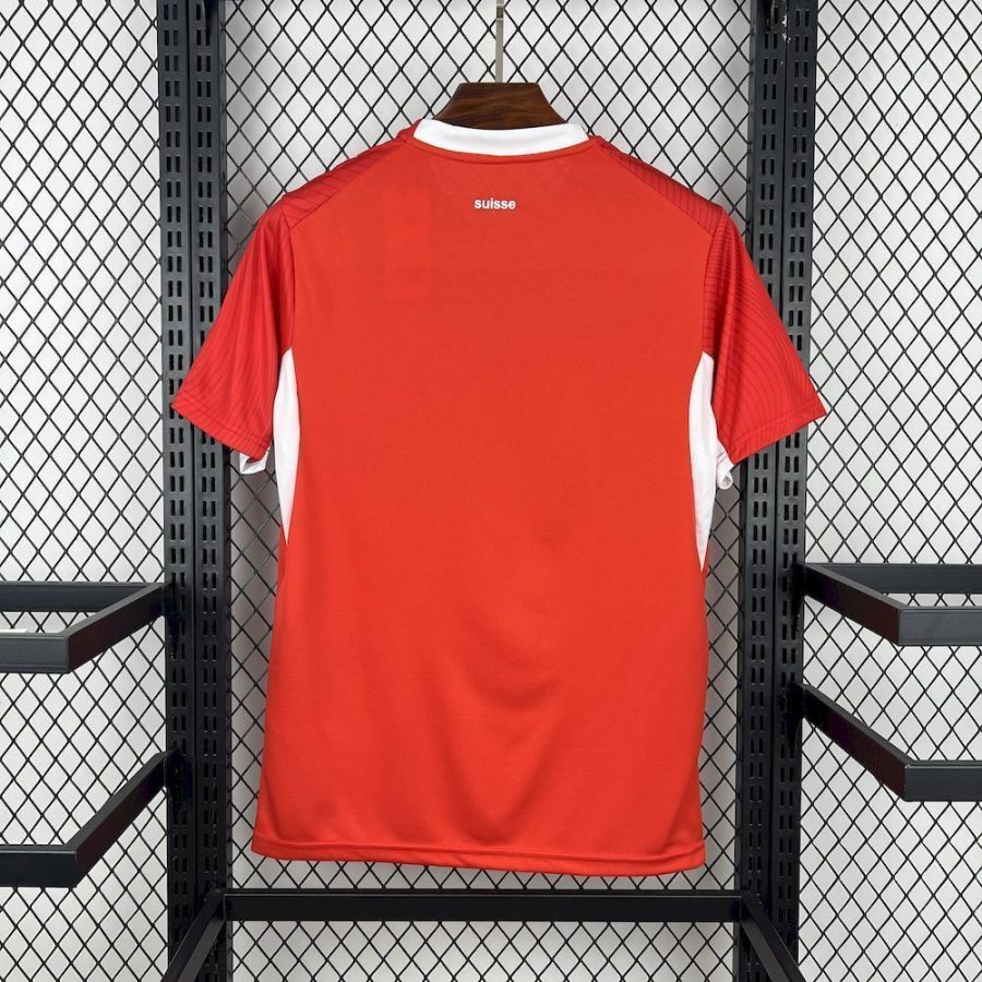 maillot-domicile-equipe-de-suisse-saison-2026-rouge-et-blanc maillot domicile équipe de suisse saison 2026 rouge et blanc