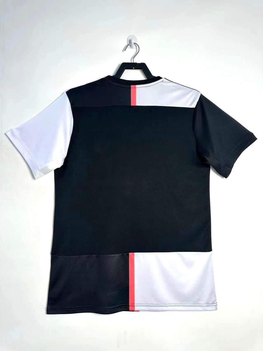 maillot-domicile-juventus-saison-deux-mille-dix-neuf-deux-mille-vingt-tenue-officielle-noir-et-blanc camiseta primera equipación Juventus temporada dos mil diecinueve dos mil veinte equipación oficial negro y blanco
