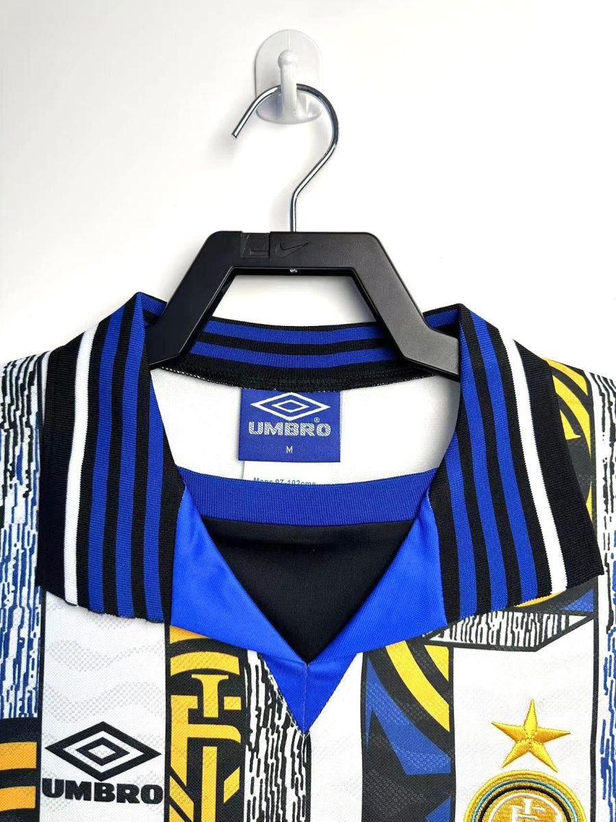 maillot-exterieur-inter-milan-saison-mille-neuf-cent-quatre-vingt-quinze-mille-neuf-cent-quatre-vingt-seize Maillot extérieur Inter Milan saison mille neuf cent quatre vingt quinze mille neuf cent quatre vingt seize