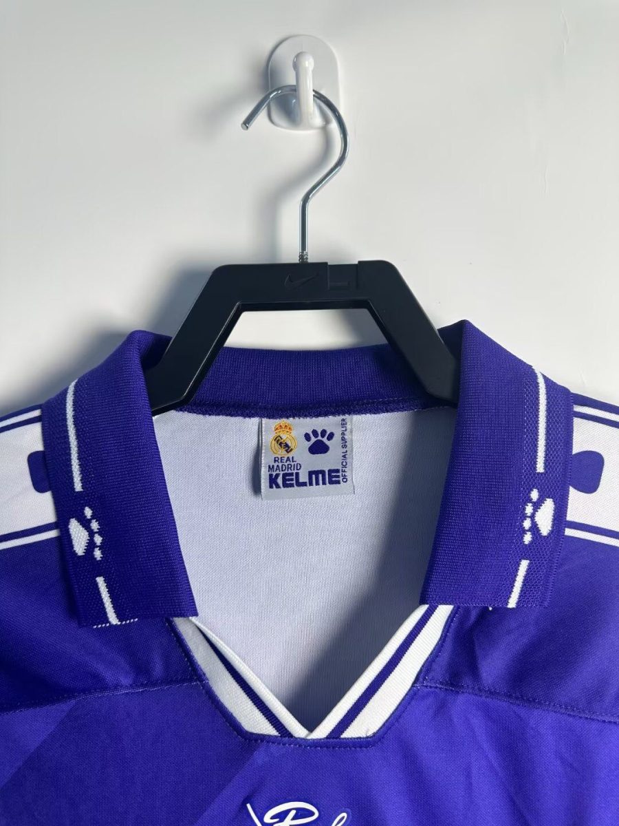 Camiseta segunda equipación vintage del Real Madrid temporada mil novecientos noventa y cuatro mil novecientos noventa y cinco