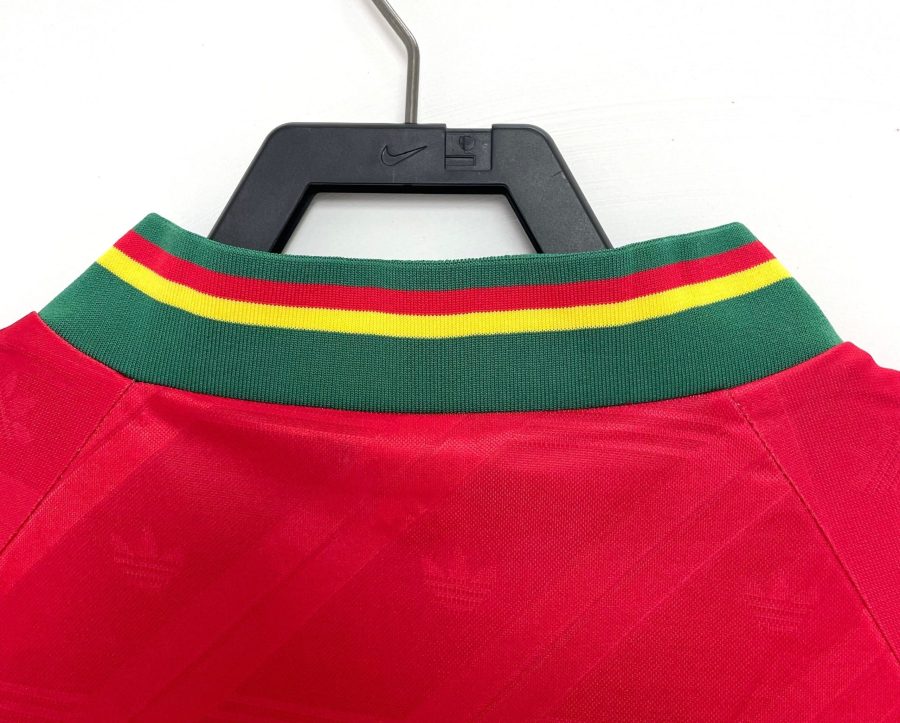 camiseta retro Portugal roja y verde estilo fútbol