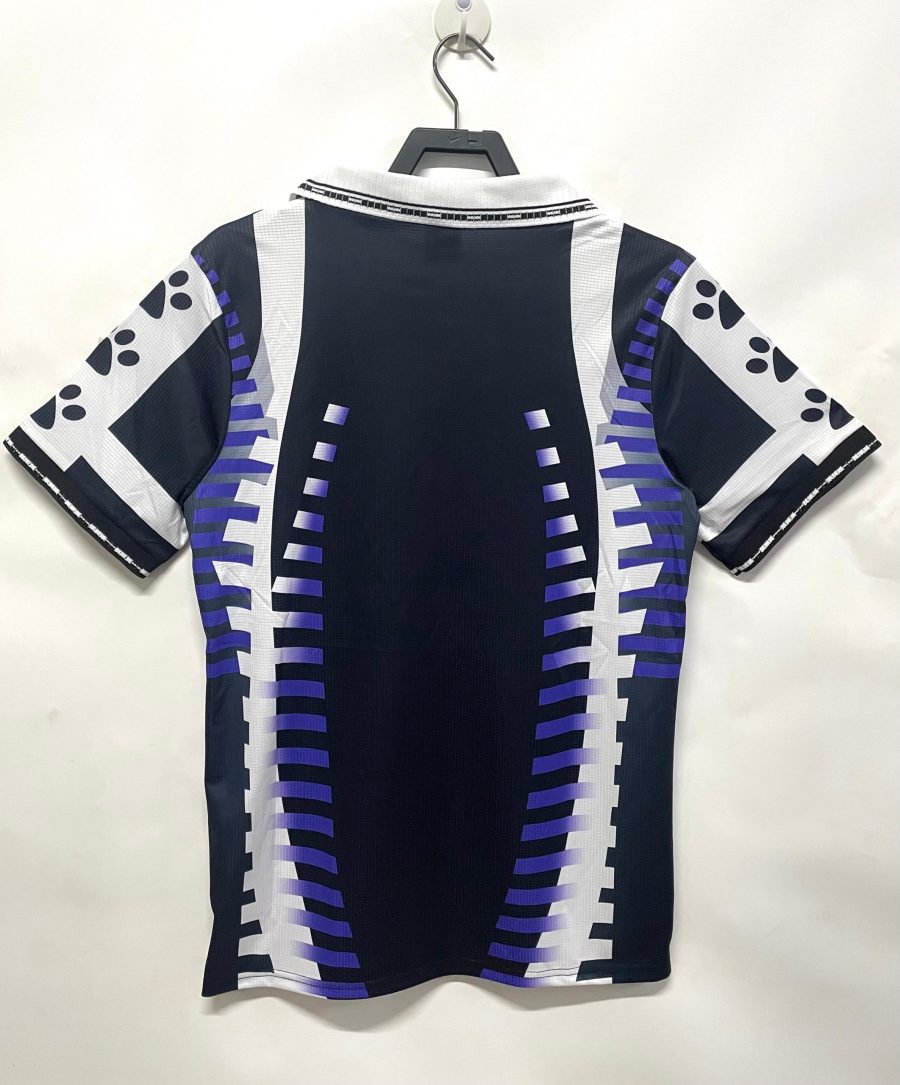 Maillot third vintage du Real Madrid saison mille neuf cent quatre vingt dix sept mille neuf cent quatre vingt dix huit