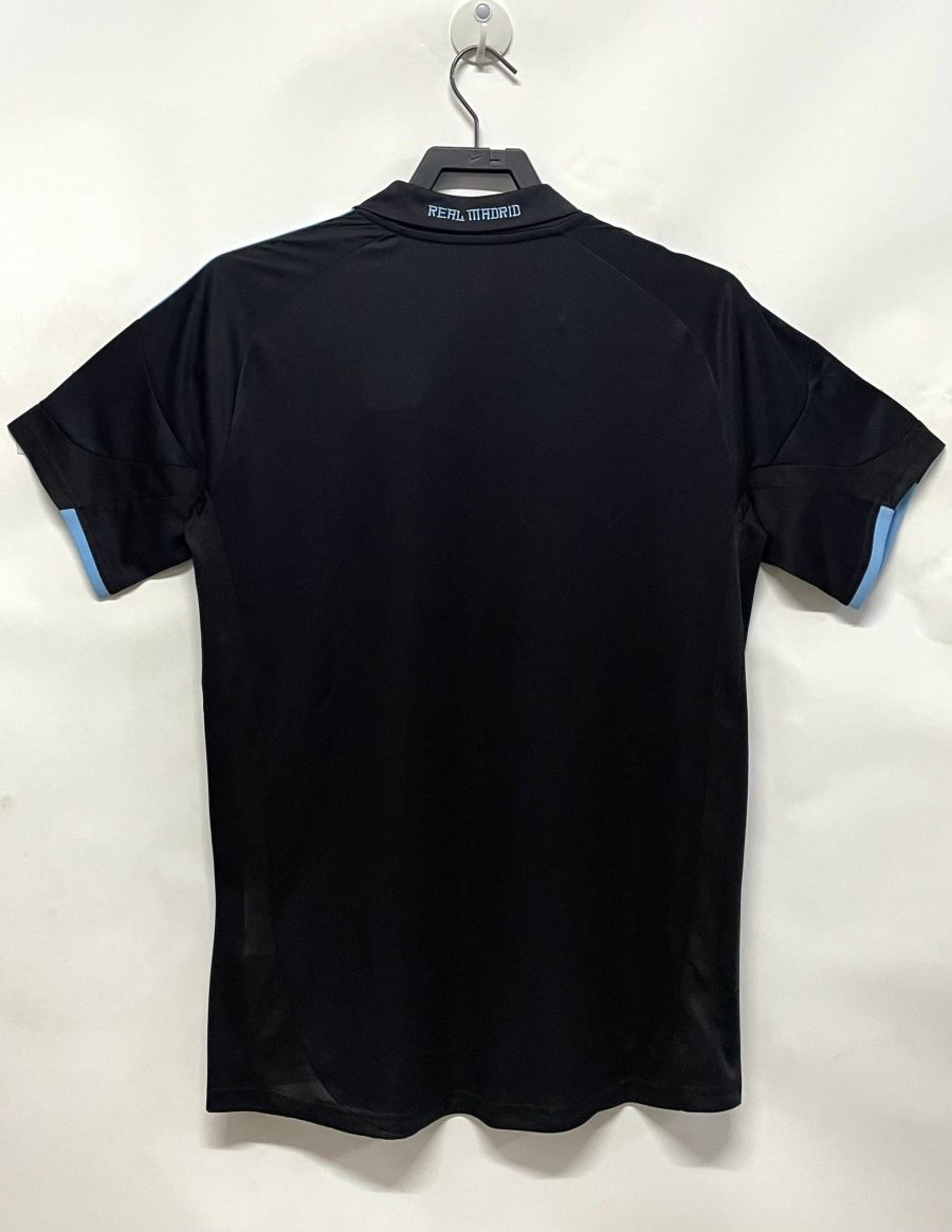 tenue de football Real Madrid blanc et bleu version extérieur 2009 2010