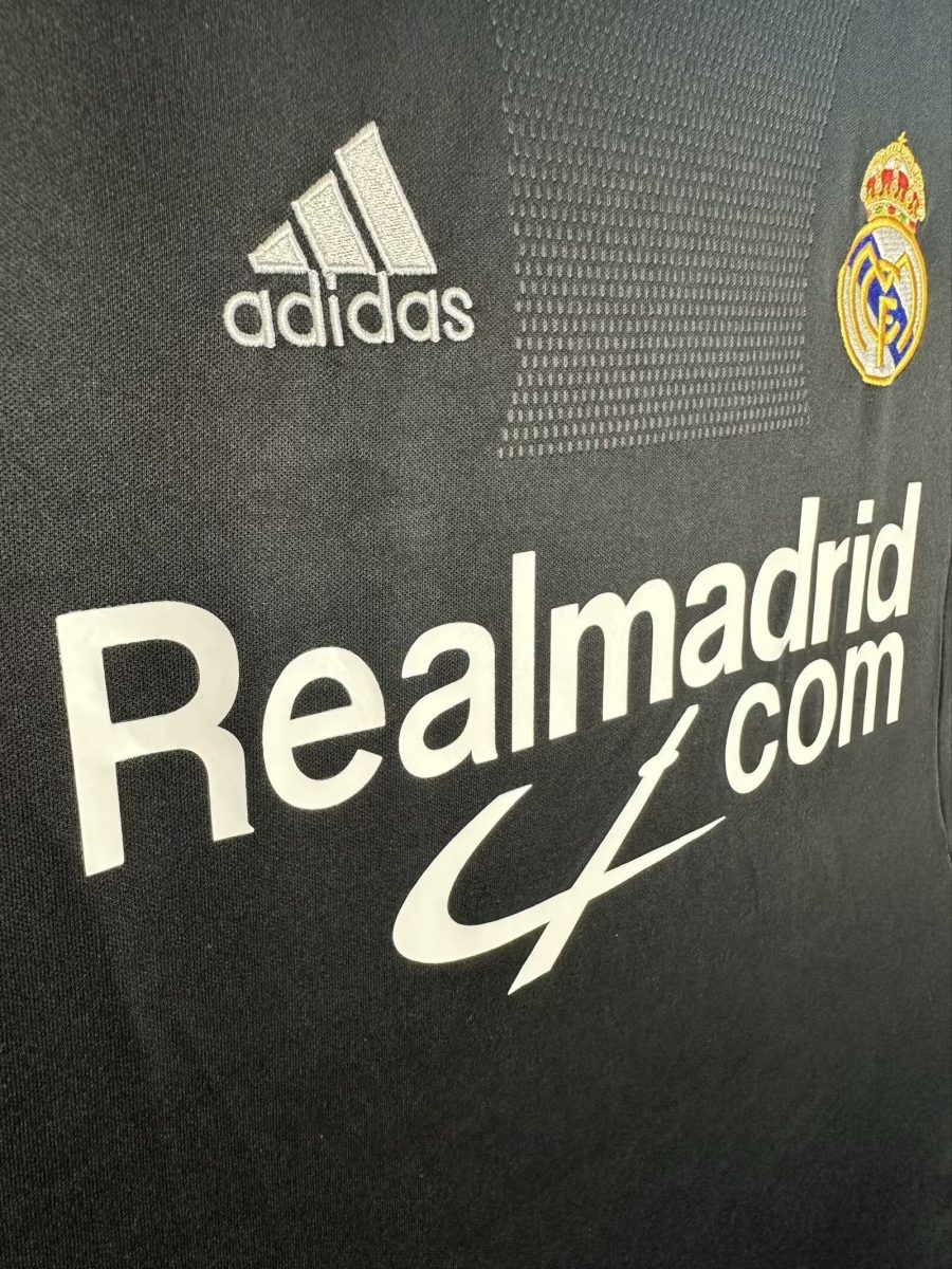 tenue-de-football-real-madrid-version-exterieure-2001-2002 tenue de football Real Madrid version extérieure 2001 2002