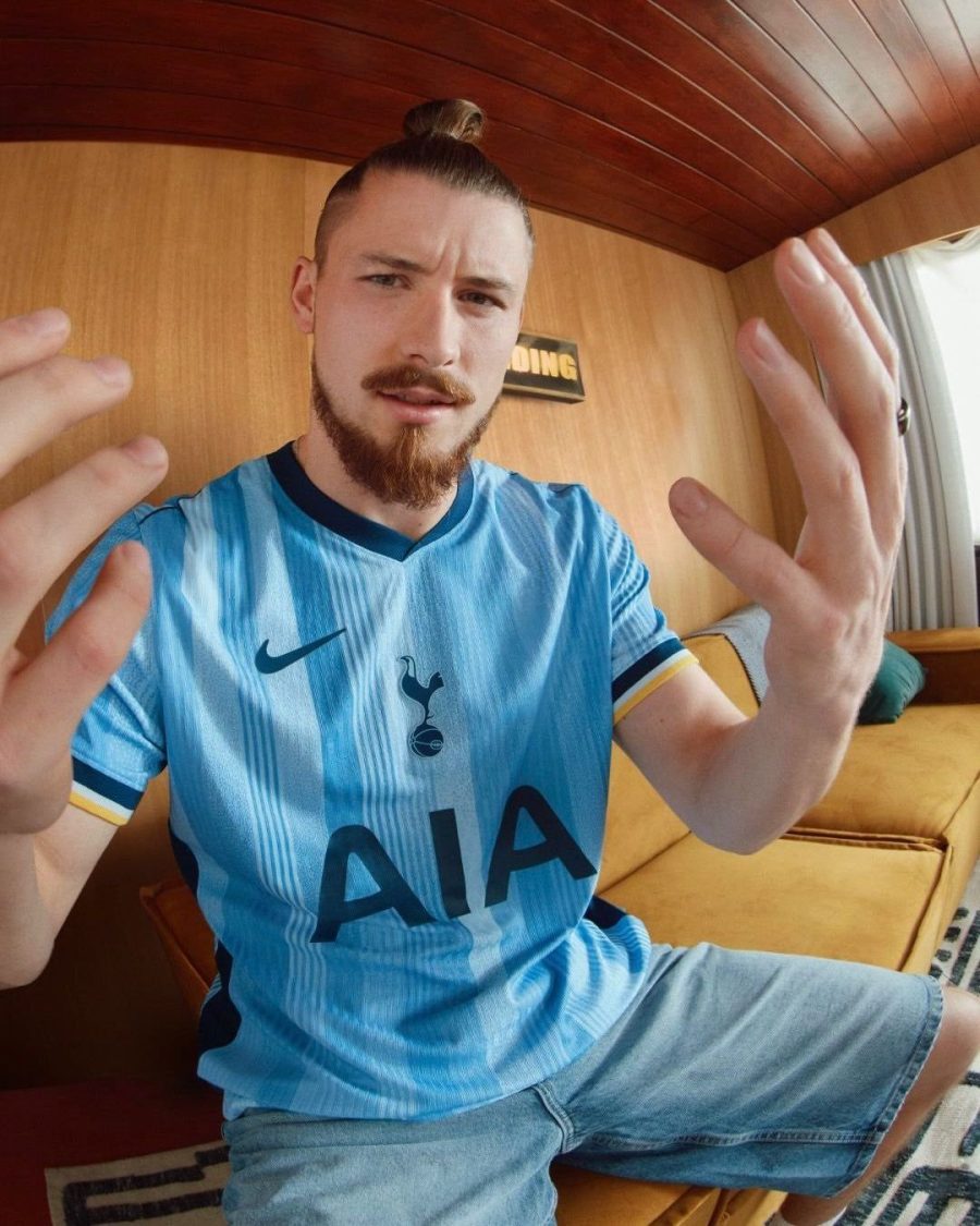 equipación de fútbol Tottenham Hotspur blanca y azul marino versión segunda equipación