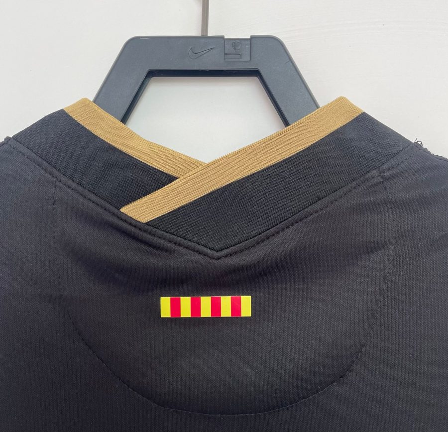 tenue-officielle-barca-jersey-visiteur-bleu-et-grenat equipación oficial Barça camiseta visitante azul y granate