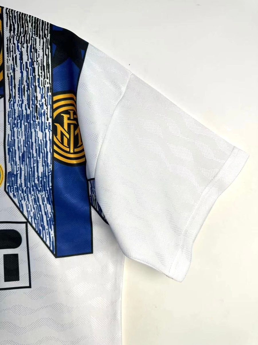 tenue-officielle-inter-milan-a-l-exterieur-style-vintage-saison-quatre-vingt-quinze-quatre-vingt-seize Tenue officielle Inter Milan à l extérieur style vintage saison quatre vingt quinze quatre vingt seize