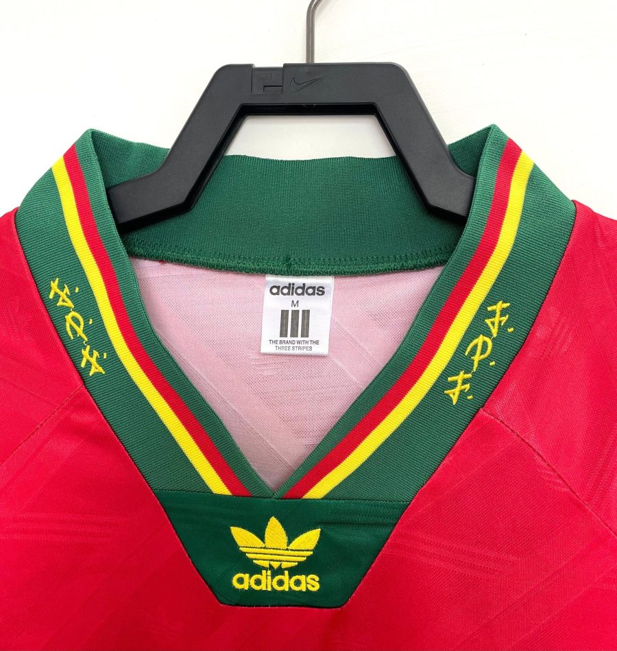 vestimenta oficial Portugal vintage años noventa
