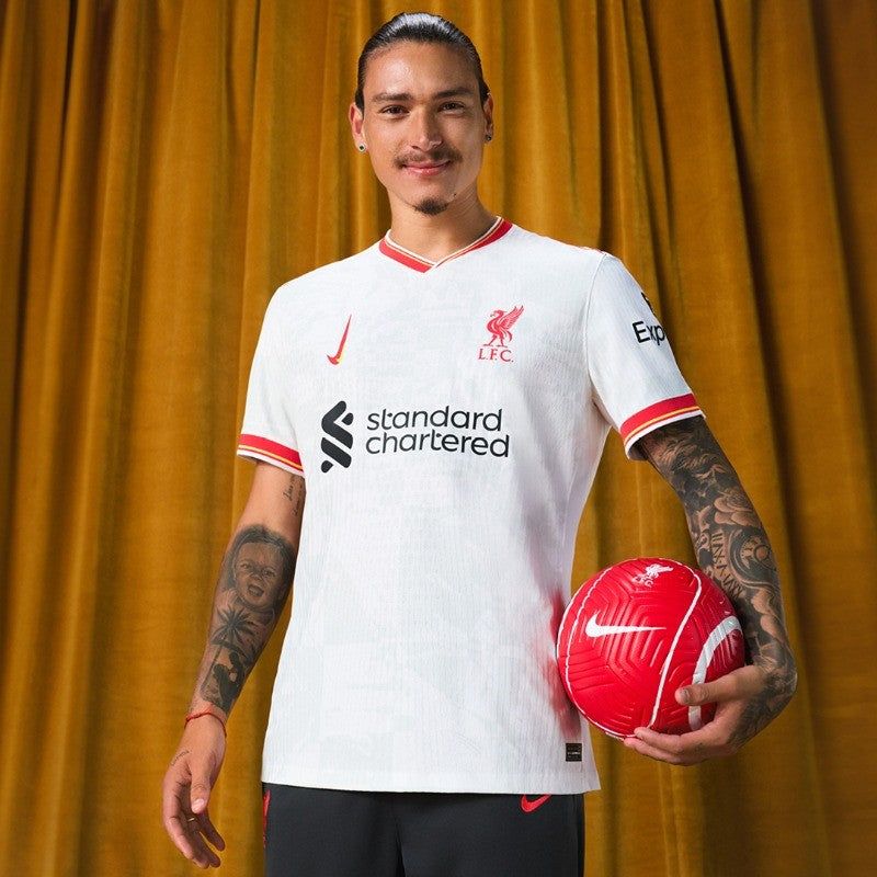 tunique-de-football-liverpool-modele-third-avec-ecusson-du-club tunique de football Liverpool modèle third avec écusson du club