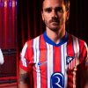 tunique-officielle-atletico-madrid-a-domicile-avec-blason-du-club-et-rayures-rouges Tunique officielle Atletico Madrid à domicile avec blason du club et rayures rouges