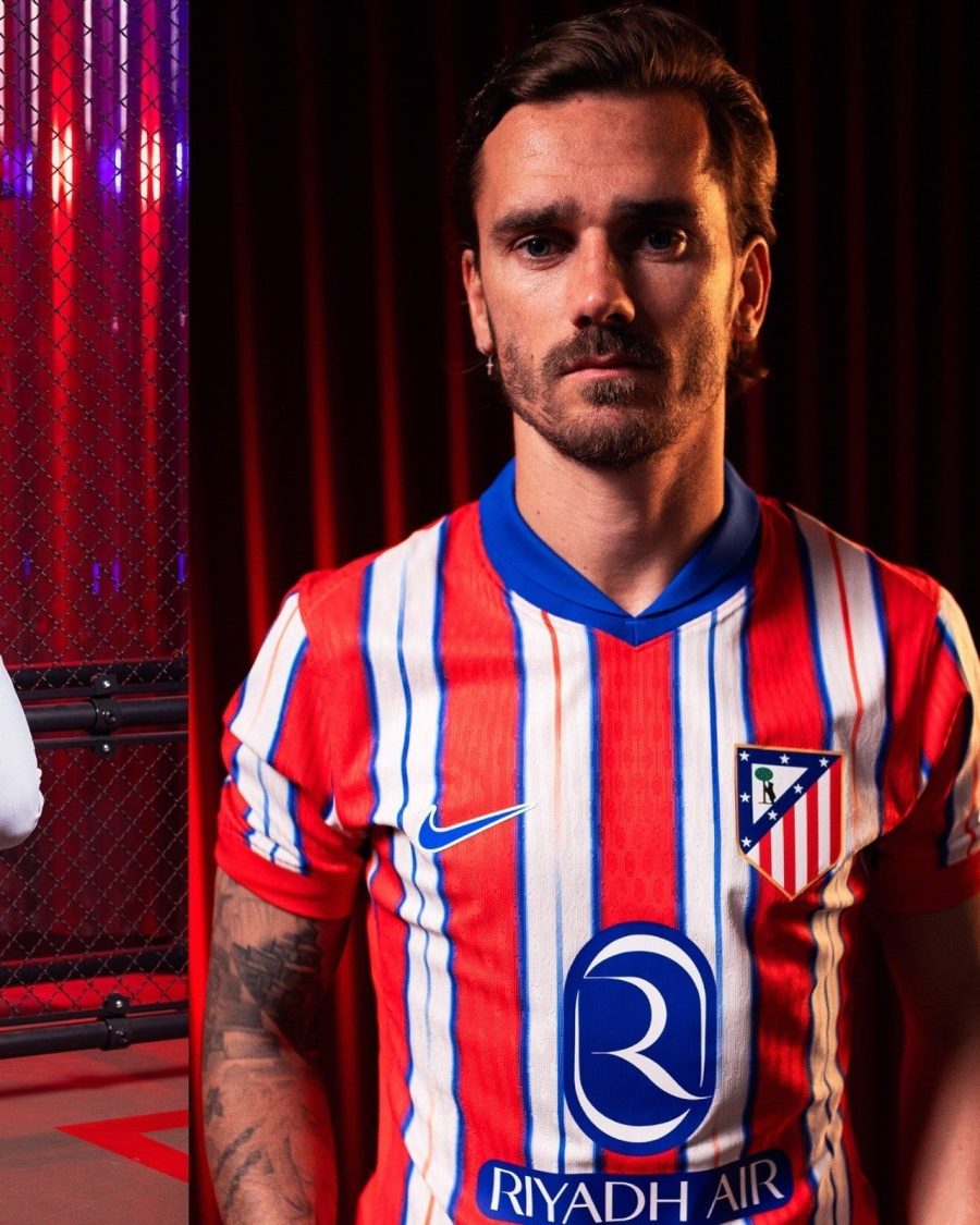 tunique-officielle-atletico-madrid-a-domicile-avec-blason-du-club-et-rayures-rouges Tunique officielle Atletico Madrid à domicile avec blason du club et rayures rouges