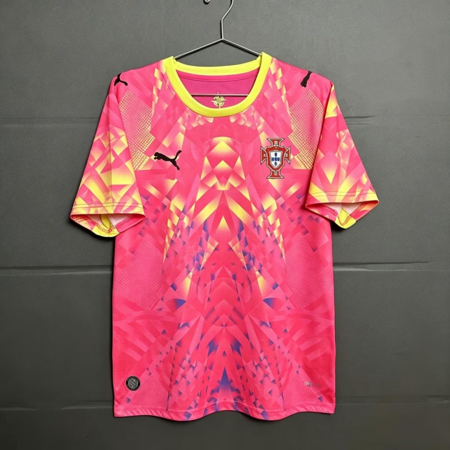 15054f4f9a984a98d39240052af00fbe_a9ca3e06-9f07-4992-b500-e037b00bdd7d.jpg Camiseta Portugal Portero 2026 Rosa