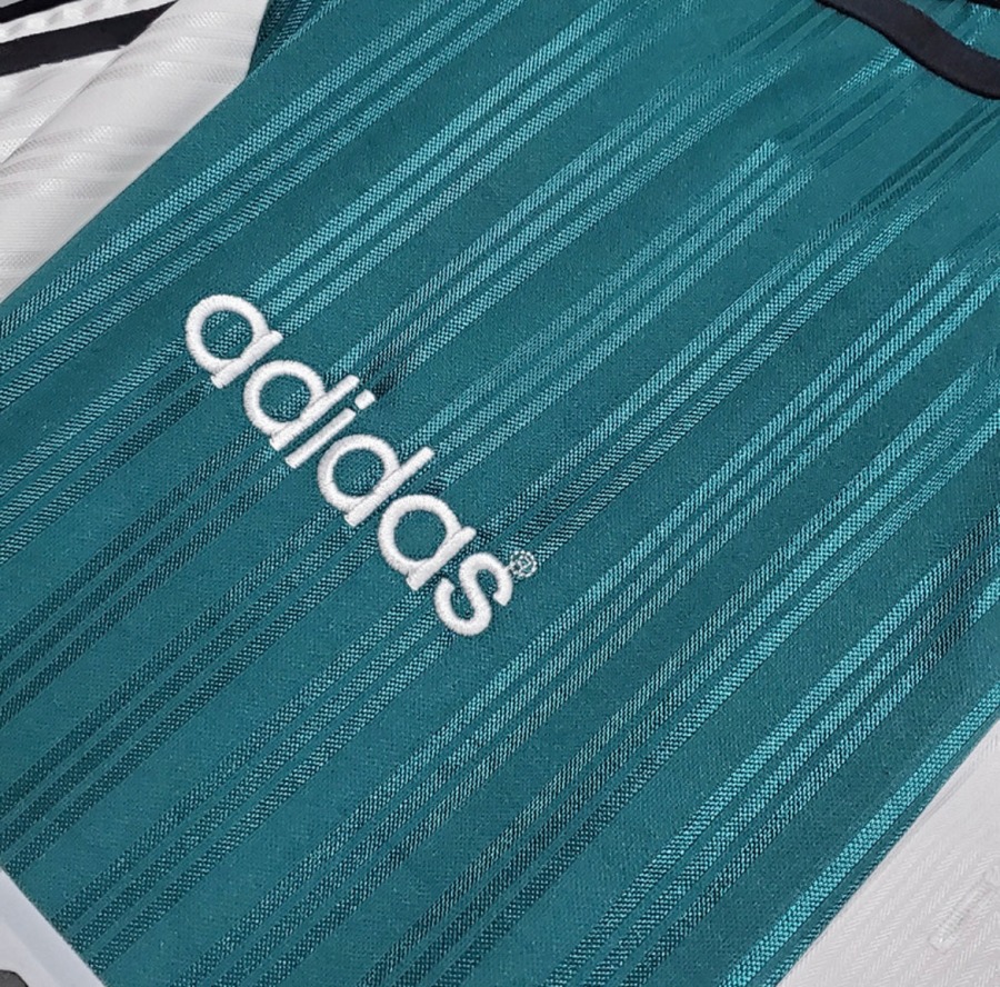 68EB4BF6-DD64-497E-B874-53F906C0AEC7.jpg Maillot Liverpool 1995/96 Extérieur
