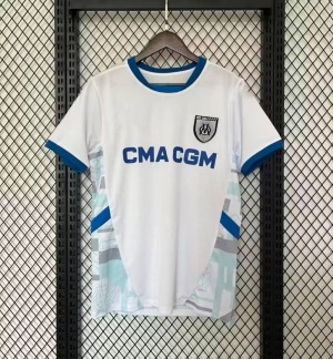 8f70bc91-1916-446e-8e66-1e5ce2846eab_c8103fc2-d5b1-4253-9c65-43405c27182c.jpg Camiseta OM 24/25 Blanca - Olympique Marseille
